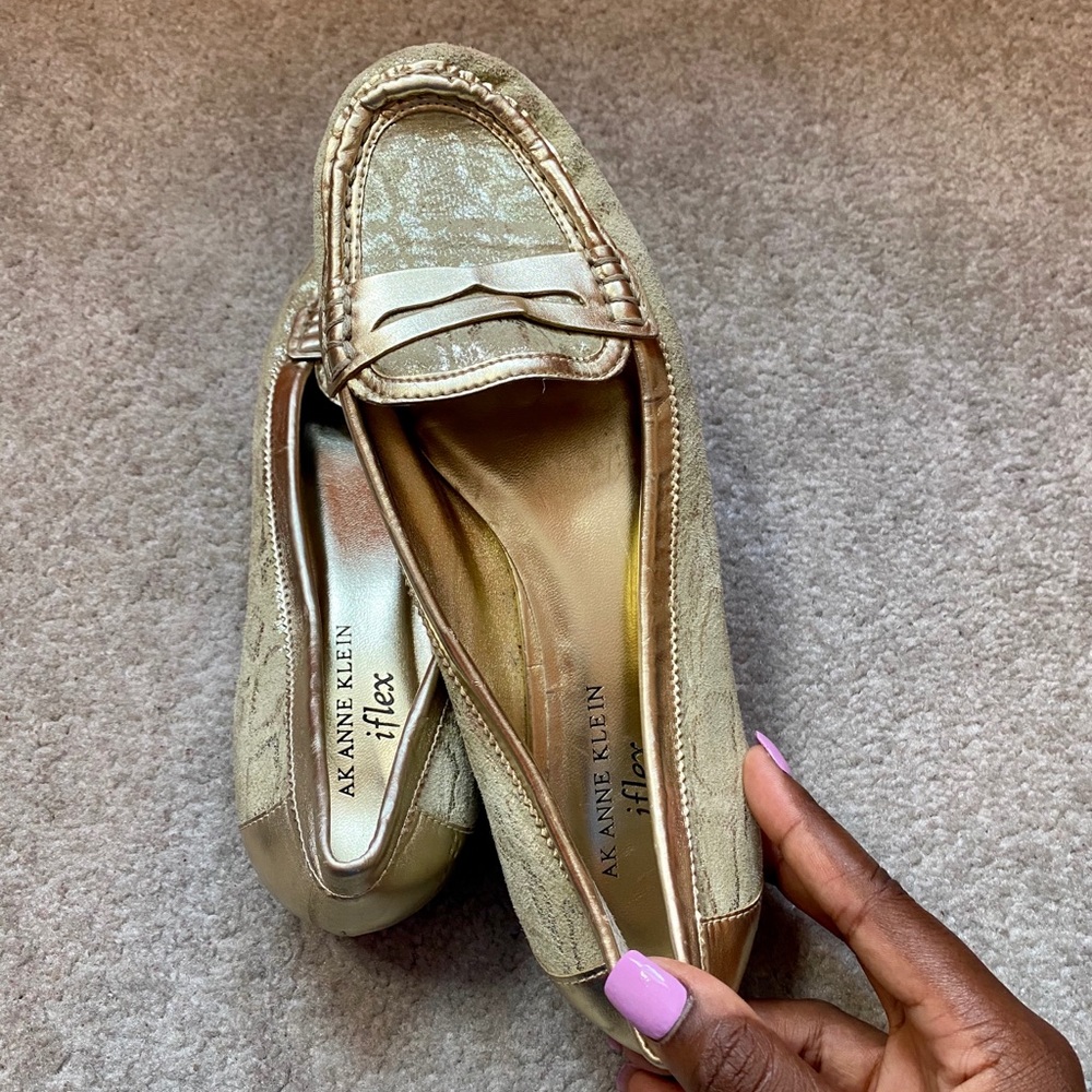 GORGEOUS Anne Klein Gold Flats ✨